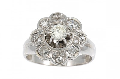 Lot 259 - A VINTAGE DIAMOND CLUSTER RING, set with...