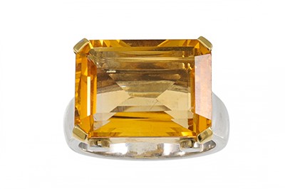 Lot 262 - A CITRINE SINGLE STONE RING, the rectangular...