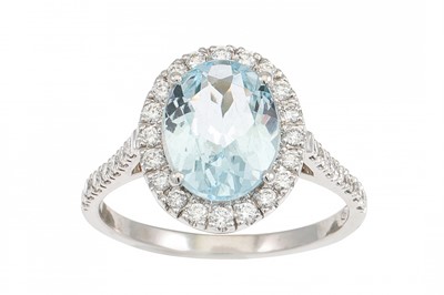 Lot 270 - AN AQUAMARINE AND DIAMOND CLUSTER RING, the...