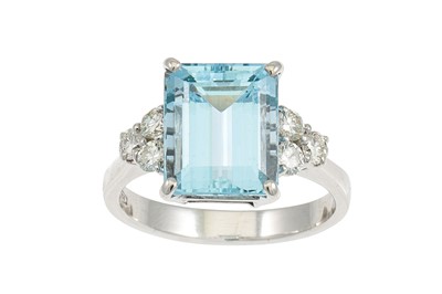 Lot 271 - AN AQUAMARINE AND DIAMOND RING, the...