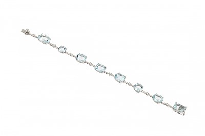 Lot 274 - AN AQUAMARINE AND DIAMOND BRACELET, the oval...