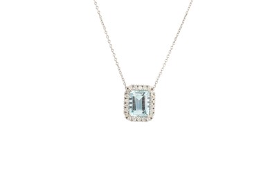 Lot 287 - AN AQUAMARINE AND DIAMOND CLUSTER PENDANT, the...
