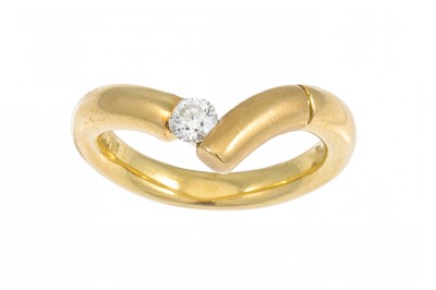 Lot 26 - A DIAMOND SET RING, the V-shaped 18ct band...