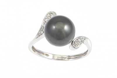 Lot 27 - A BLACK PEARL RING, to twist diamond shoulders,...