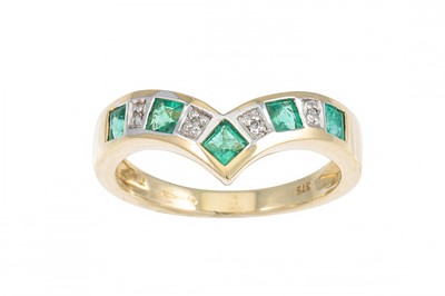 Lot 29 - A EMERALD AND DIAMOND HALF ETERNITY RING,...