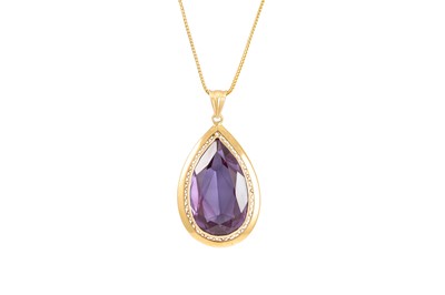 Lot 32 - A PURPLE SAPPHIRE PENDANT, the pearl shaped...
