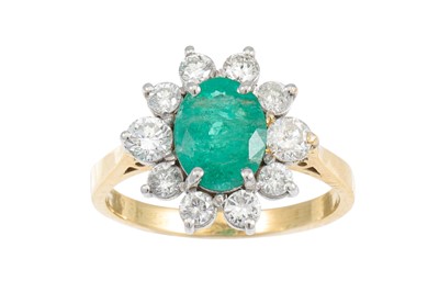 Lot 34 - AN EMERALD AND DIAMOND CLUSTER RING, the oval...