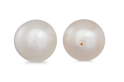 Lot 31 - A PAIR OF PEARL EARRINGS, cream tones