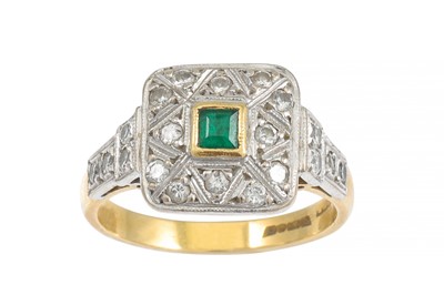 Lot 37 - A DIAMOND AND EMERALD CLUSTER RING, of square...