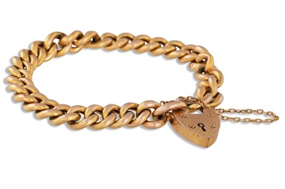 Lot 35 - AN ANTIQUE GOLD CURB LINK BRACELET, with padlock
