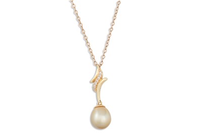 Lot 85 - A DIAMOND AND PEARL PENDANT, the cream tone...