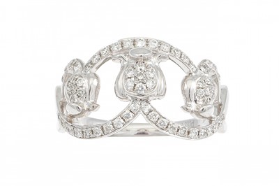 Lot 44 - A DIAMOND CLUSTER RING, of openwork design,...
