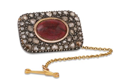 Lot 301 - AN ANTIQUE CABOCHON GARNET AND ROSE CUT...