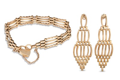 Lot 3 - A 9CT YELLOW GOLD GATE BRACELET, together with...