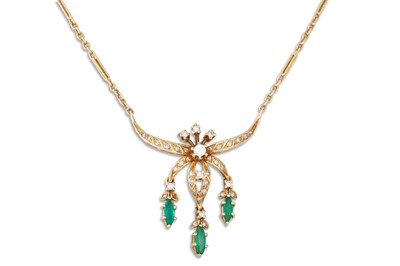 Lot 318 - A DIAMOND AND EMERALD NECKLACE, barrel clasp...