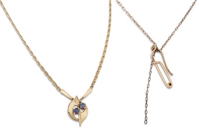 Lot 47 - AN OPAL PENDANT & CHAIN, mounted in gold, 6.9 g.