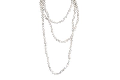 Lot 105 - A BAROQUE CULTURED PEARL NECKLACE, silver toned