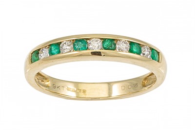 Lot 112 - A DIAMOND AND EMERALD HALF ETERNITY RING,...
