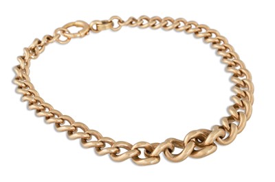 Lot 18 - AN ANTIQUE GOLD GRADUATED CURB LINK BRACELET,...