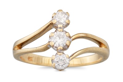 Lot 75 - A DIAMOND THREE STONE RING, of twist design,...