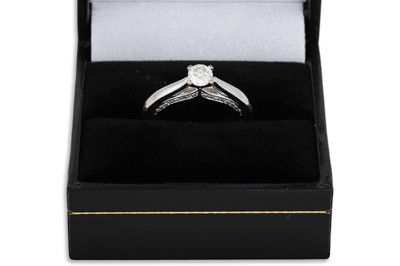 Lot 95 - A DIAMOND SOLITAIRE RING, the round brilliant...