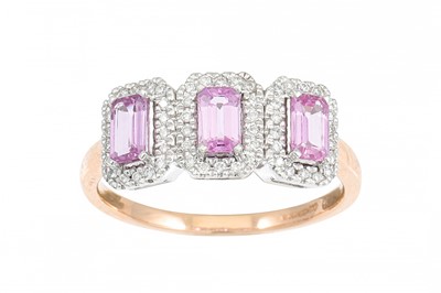 Lot 181 - A MORGANITE AND DIAMOND CLUSTER RING,...
