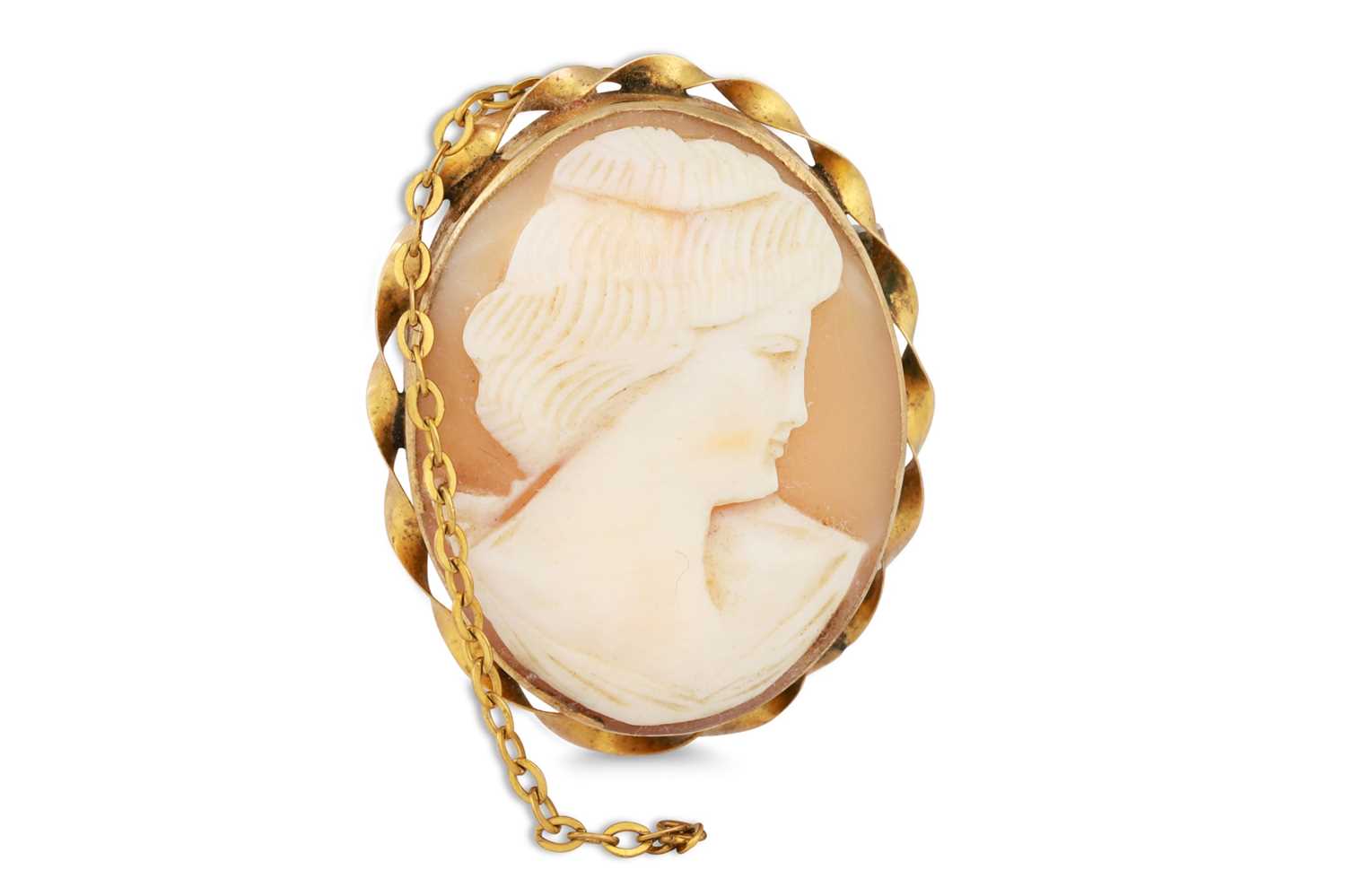 Lot 4 - A CAMEO BROOCH, set in 9ct yellow gold, to a...