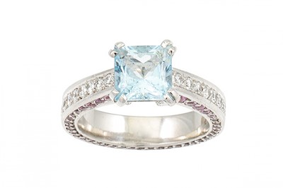 Lot 187 - AN  AQUAMARINE SINGLE STONE RING, set to a...