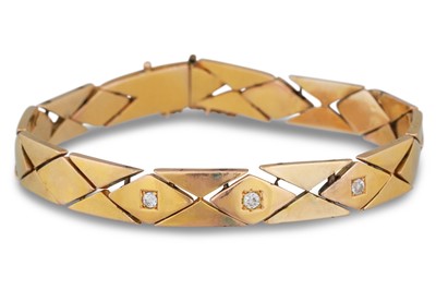 Lot 17 - A DIAMOND SET BRACELET, lozenge shaped links,...