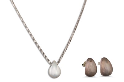 Lot 24 - A SUITE OF SILVER JEWELLERY, comprising an...