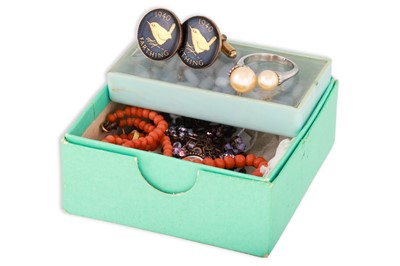 Lot 26 - A COLLECTION OF COSTUME JEWELLERY, to include...