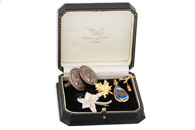 Lot 26 - A COLLECTION OF COSTUME JEWELLERY, to include...