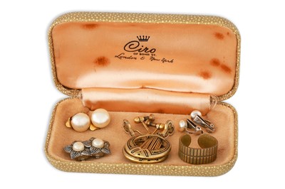 Lot 26 - A COLLECTION OF COSTUME JEWELLERY, to include...