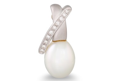 Lot 193 - A DIAMOND AND PEARL CLIP PENDANT, the South...