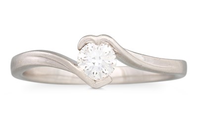 Lot 212 - A DIAMOND SOLITAIRE RING, the round brilliant...