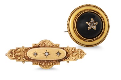 Lot 118 - AN ANTIQUE 9CT GOLD DIAMOND SET BROOCH,...