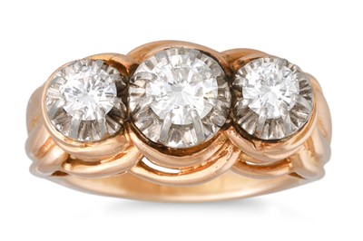 Lot 107 - A VINTAGE THREE STONE DIAMOND RING, the...