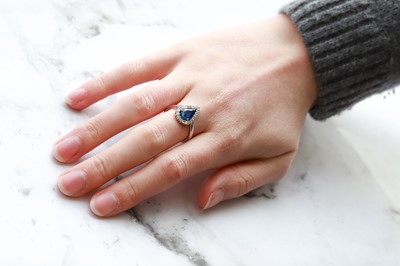 Lot 8 - A SAPPHIRE AND DIAMOND CLUSTER RING, the...