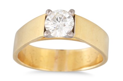 Lot 111 - A DIAMOND SOLITAIRE RING, the round brilliant...