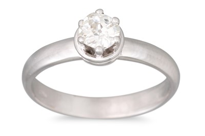 Lot 169 - A DIAMOND SOLITAIRE RING, the old cut diamond...