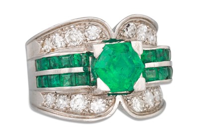 Lot 274 - AN EMERALD AND DIAMOND RING, the octagonal...