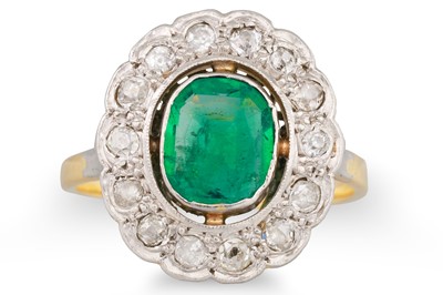Lot 289 - AN EDWARDIAN EMERALD AND DIAMOND CLUSTER RING,...