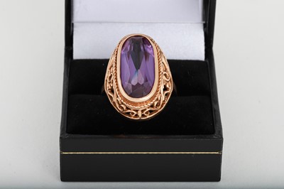 Lot 83 - A SYNTHETIC COLOUR CHANGE RING, in 14ct yellow...