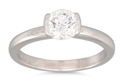Lot 195 - A DIAMOND SOLITAIRE RING, the round brilliant...