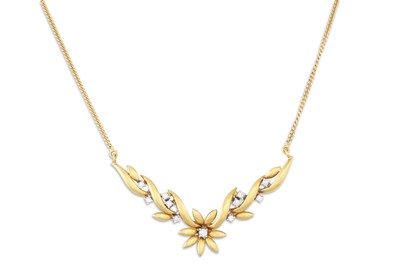 Lot 12 - A DIAMOND SET NECKLACE, of naturallistic...