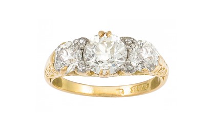 Lot 419 - A THREE STONE DIAMOND RING, the old cut...