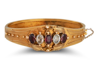 Lot 17 - AN ANTIQUE GARNET AND WHITE GEMSTONE BANGLE,...