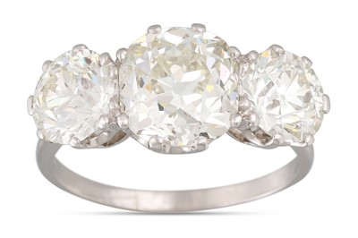 Lot 343 - AN IMPRESSIVE DIAMOND THREE STONE RING, the...