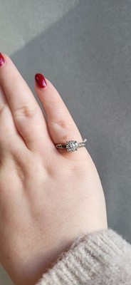 Lot 71 - A DIAMOND SOLITAIRE RING, the round brilliant...