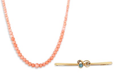 Lot 24 - A VINTAGE AQUAMARINE AND SEED PEARL BAR BROOCH,...
